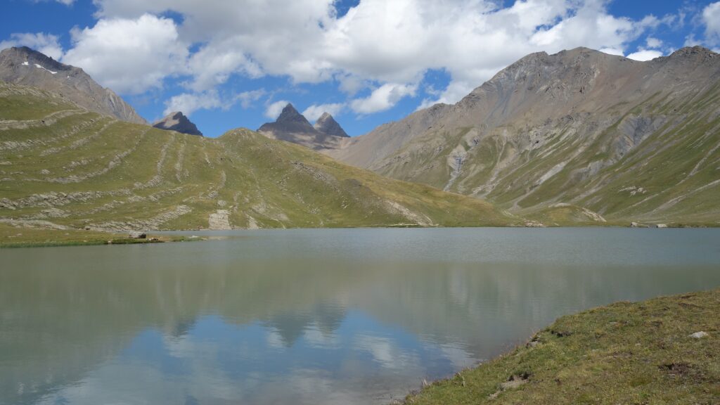 Le lac du Goléon et les Aiguilles d'Arves, massif des Écrins