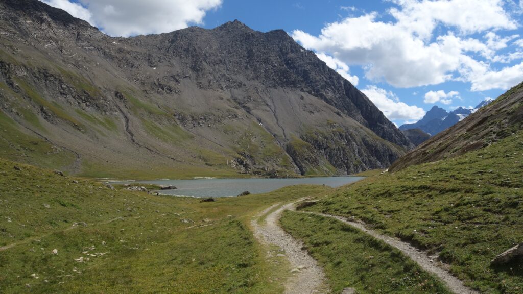 Lac du Goléon et vue sur les montagnes alentours. 
