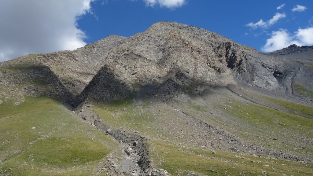 Montagne au bord du lac du Goléon. 