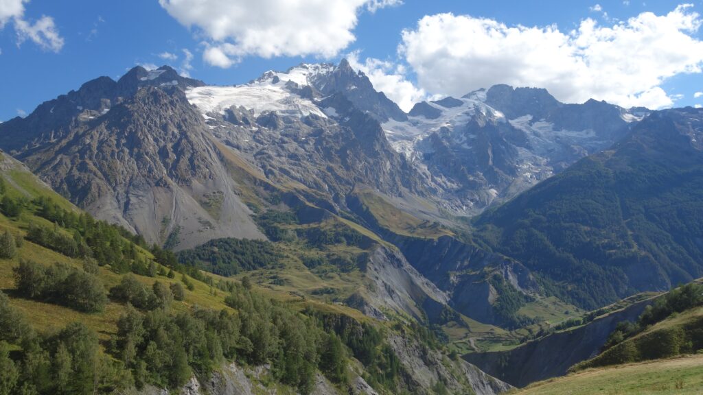 Vue sur la Meije depuis le lac du Goléon. 