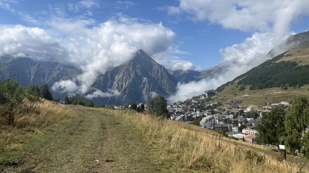 Vue sur la station des 2 alpes et le Pic de Venosc
