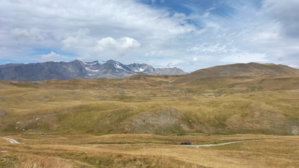 Vue sur les montagnes enneigées depuis le plateau d'Emparis. 