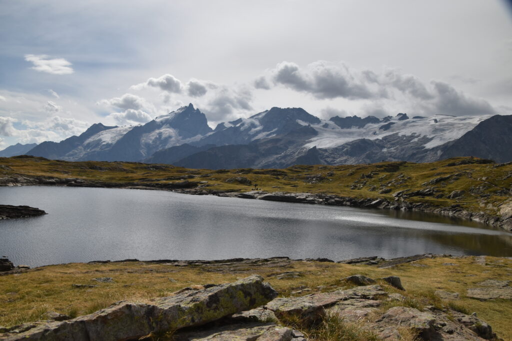 Lac Noir et vue sur les montagnes enneigées