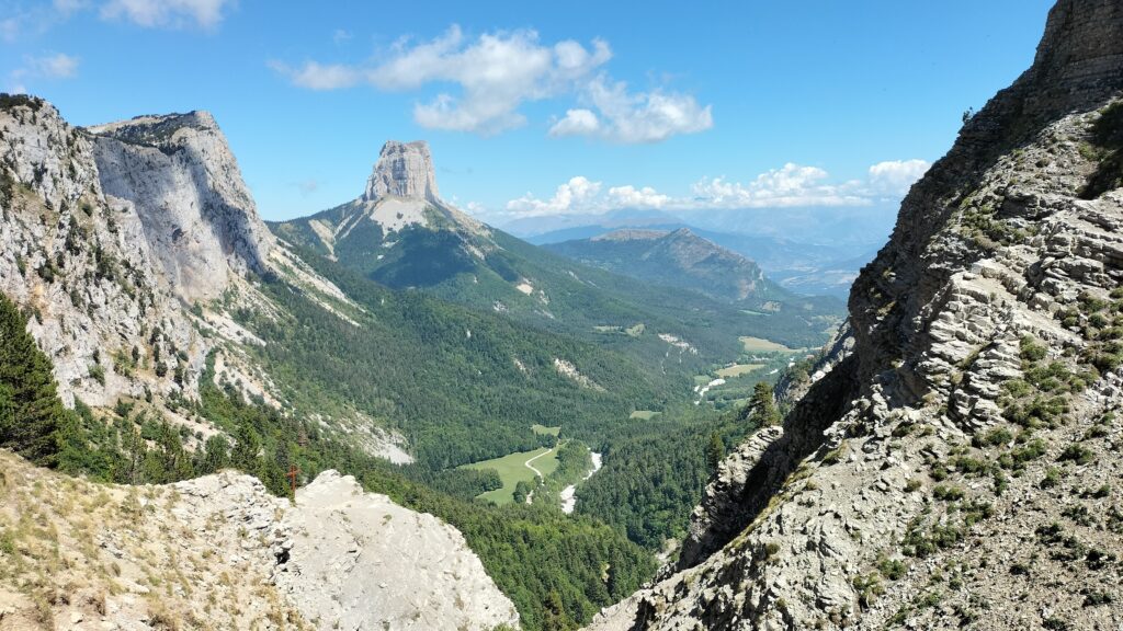 Vue sur le Mont Aiguille depuis le Pas de l'Aiguille, massif du Vercors