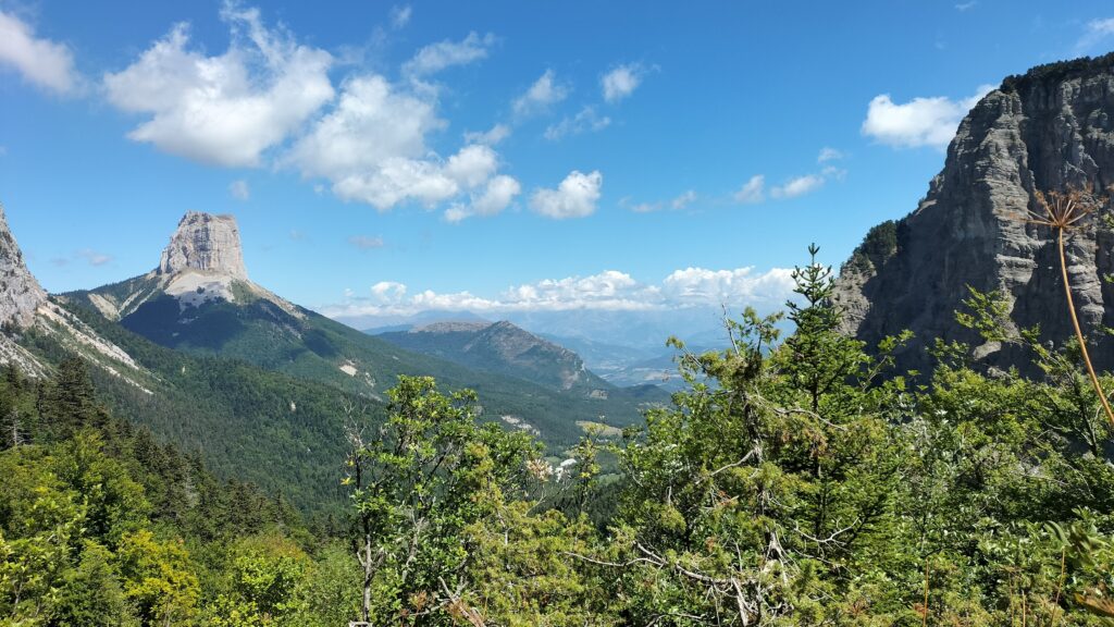 Vue sur le Mont Aiguille depuis le Pas de l'Aiguille, massif du Vercors