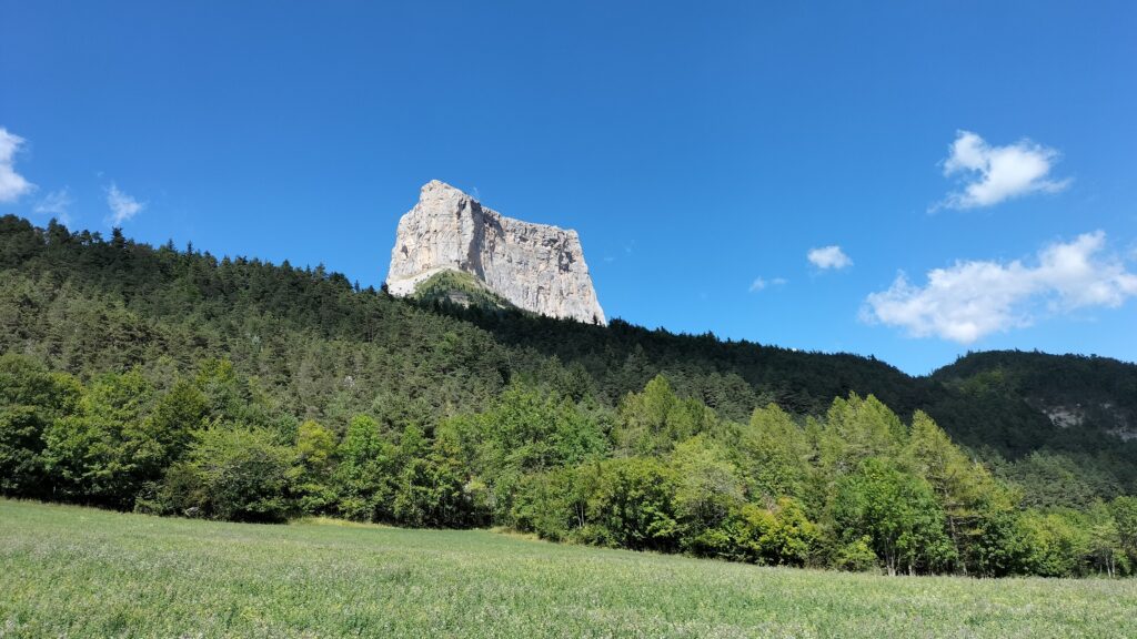 Vue sur le Pas de l'Aiguille à la fin de la descente vers Chichilianne