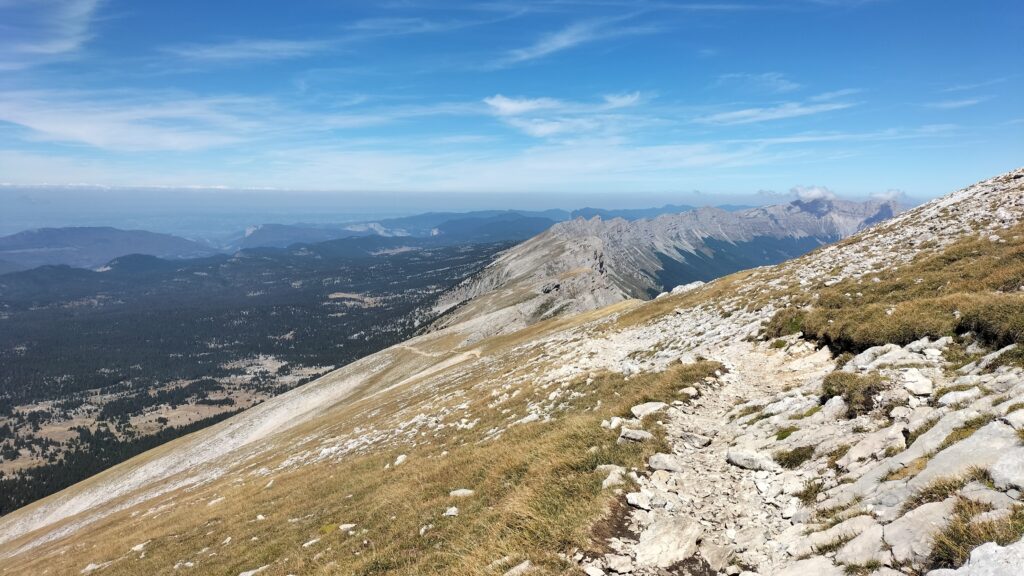 Vue sur les montagnes environnantes depuis la descente du Grand Veymont