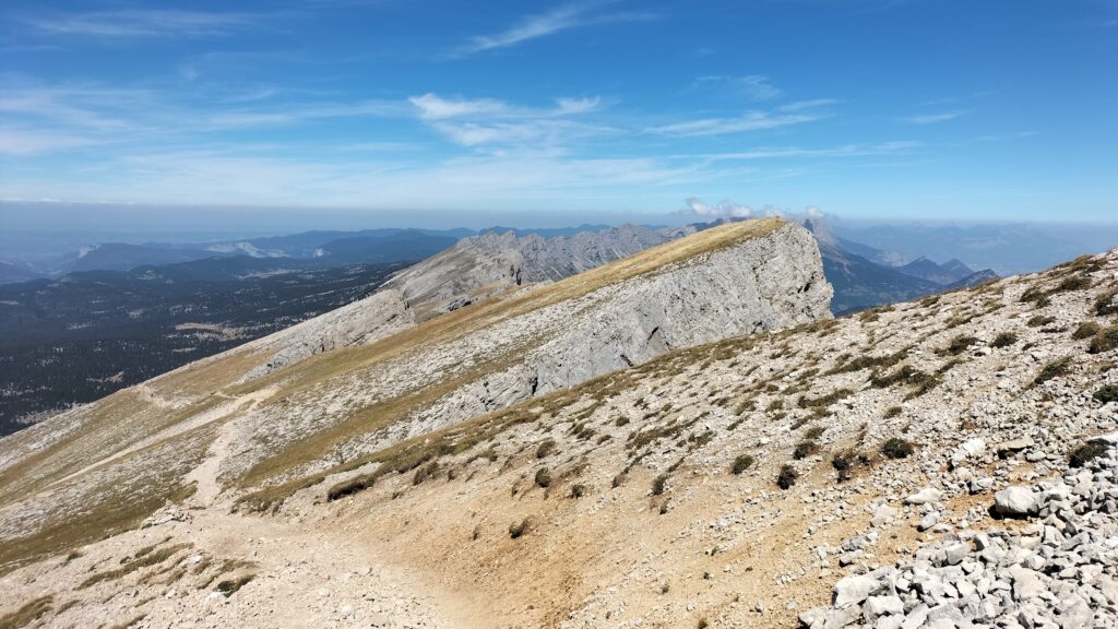 Crête finale du Grand Veymont et vue sur les montagnes
