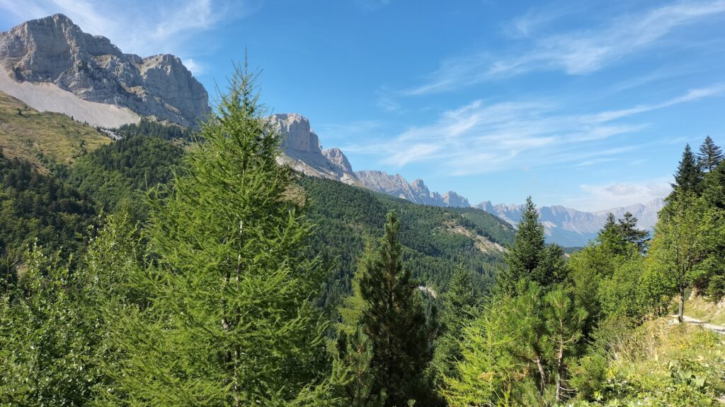 Fin de la boucle du Grand Veymont, retour à Gresse-en-Vercors et vu sur les sommets environnants