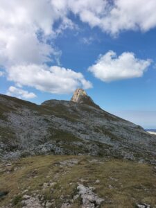 Vue sur un pic au bord du lac de la Moucherolle