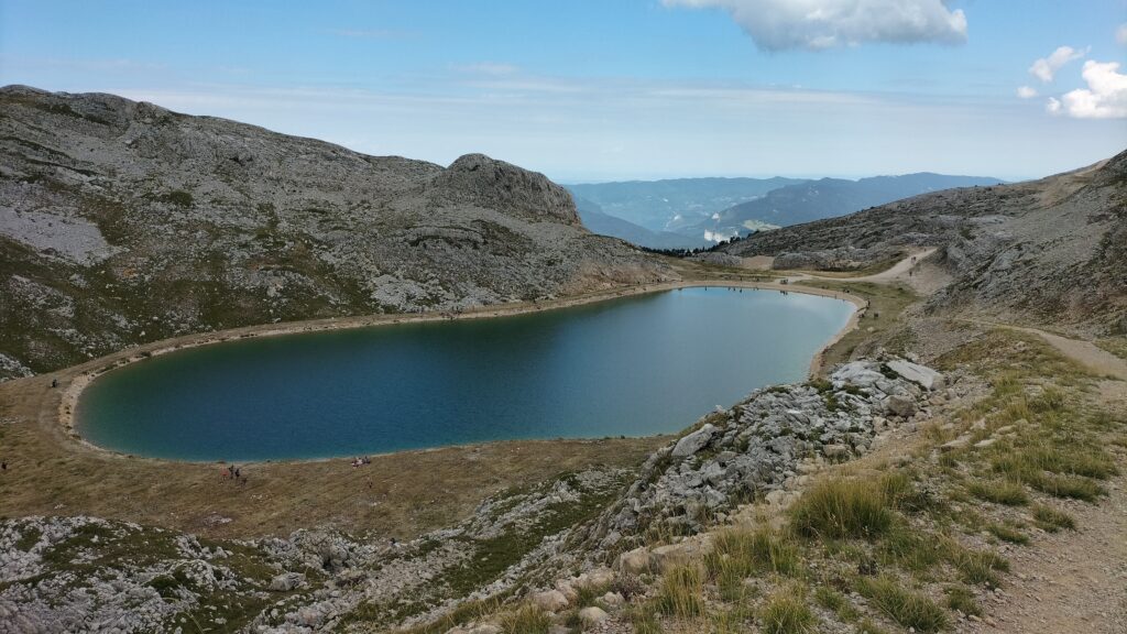 Lac de la Moucherolle et vue sur les montagnes en arrière-plan