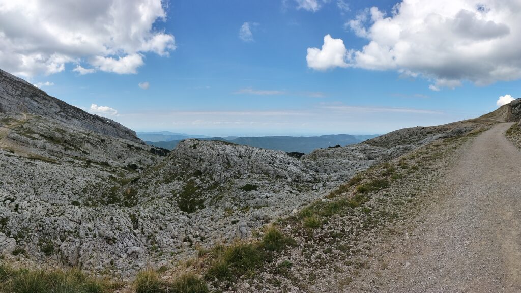 Vue sur les montagnes et le chemin en montant au lac de la Moucherolle