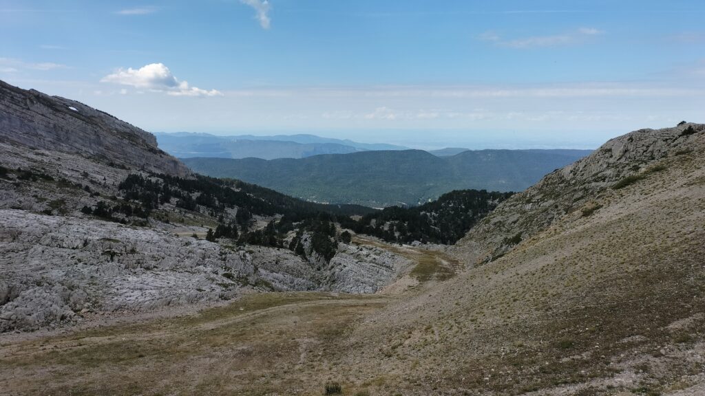 Vue sur les montagnes en descendant du lac de la Moucherolle