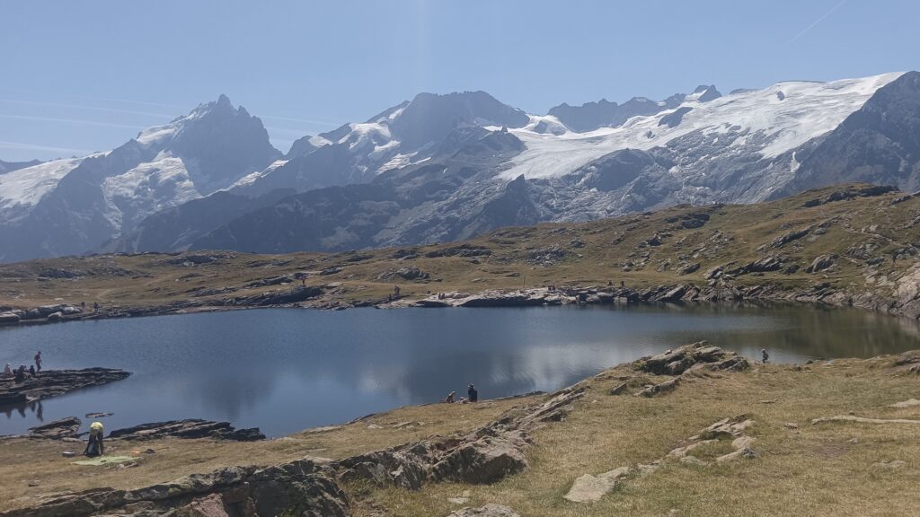 Vue sur la Meije et la station des 2 Alpes depuis le lac Noir