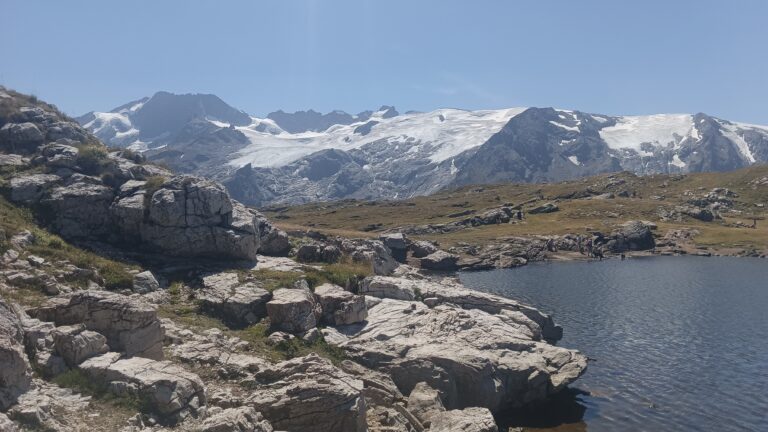 Vue sur les montagnes enneigées depuis le lac noir