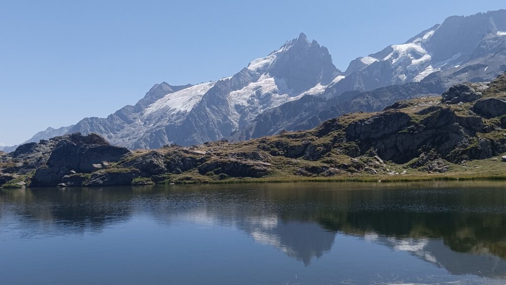 Lac Lérié et vue sur la Meije