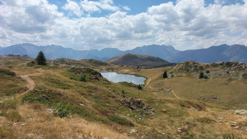 Lac Besson, départ du tour des lacs d'Huez. 