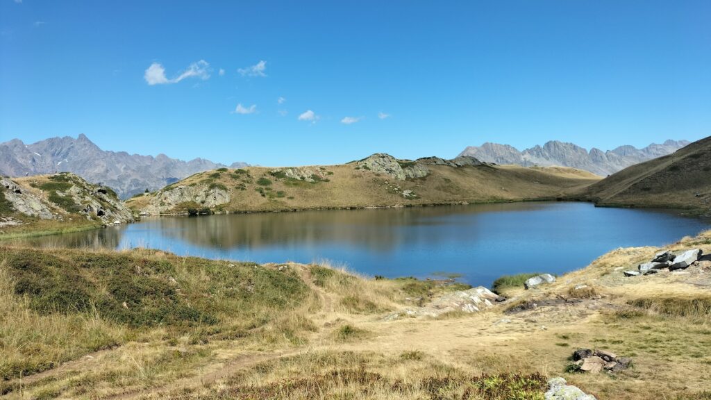 Lac Noir et vue sur les montagnes environnantes. 