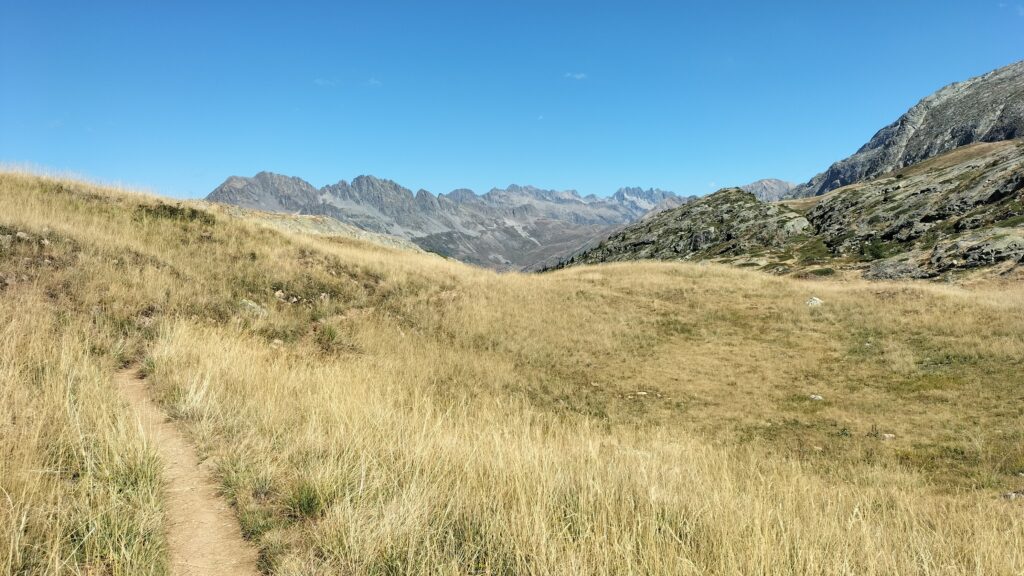 Vue sur les montagnes depuis le plateau des Rousses, lieu du tour des lacs d'Huez