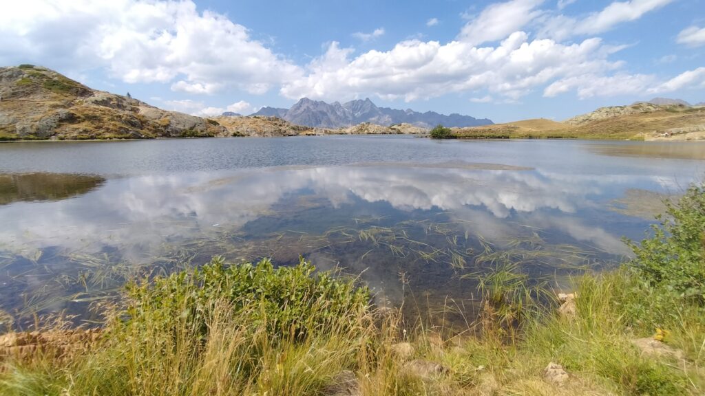 Lac Rond et vue sur les montagnes environnantes. 