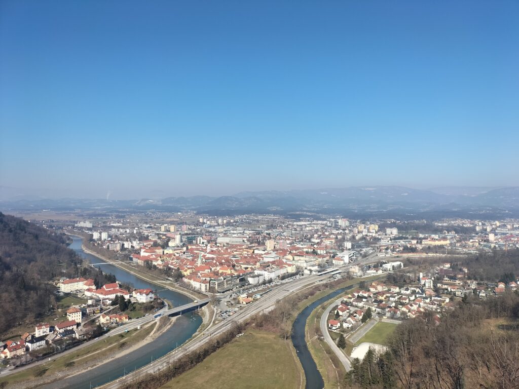 Vue sur la ville de Celje, traversée par la rivière de la Savinja