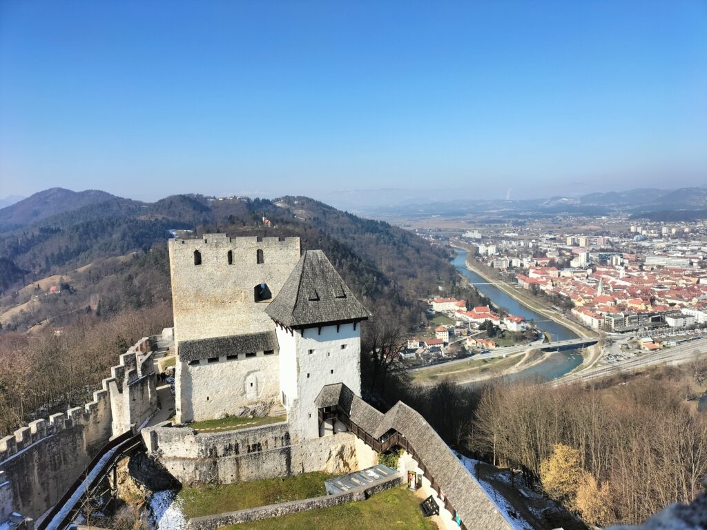Château de Celje et vue sur la ville en arrière-plan