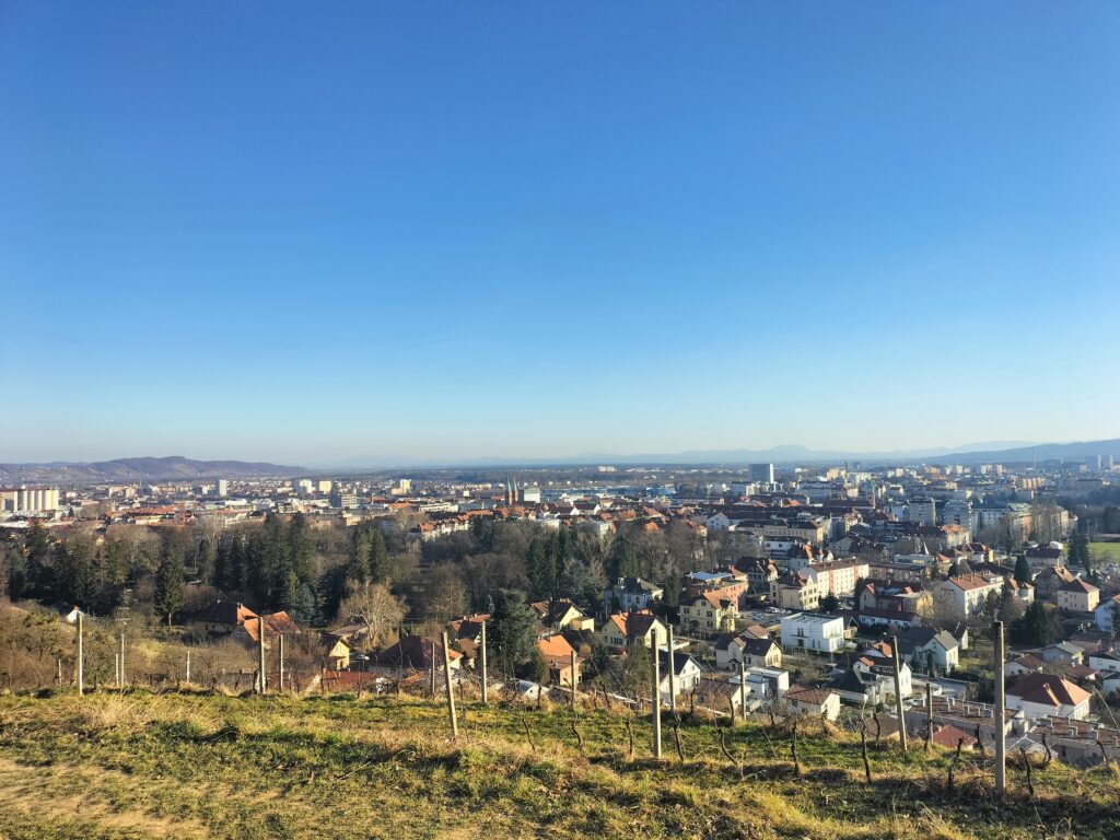 Ville de Maribor vue d'en haut d'une colline