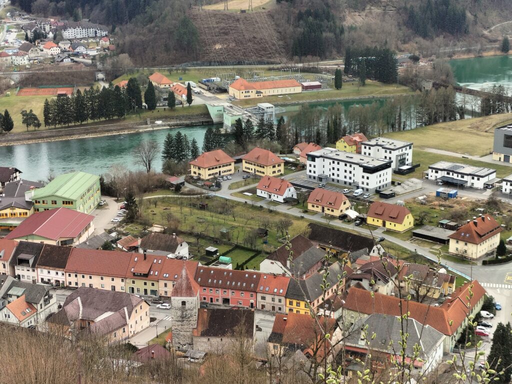 Vue sur Dravograd depuis le château