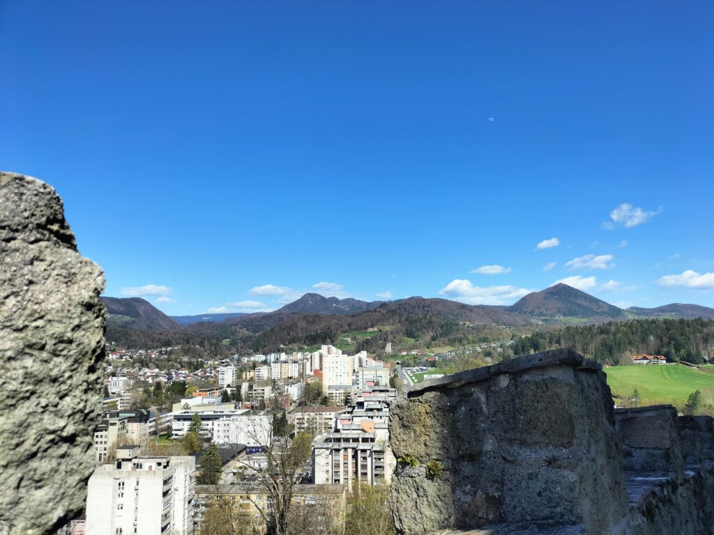Vue sur la ville de Velenje depuis le château de Velenje