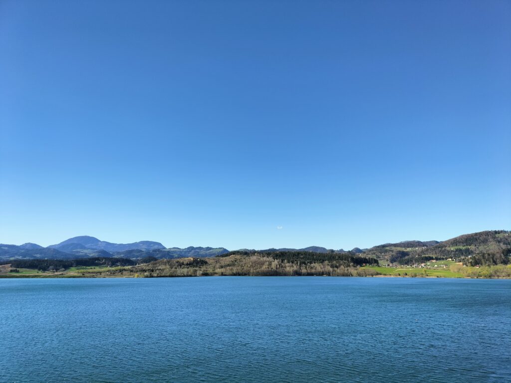 Lac de Velenje et vue sur les montagnes en arrière-plan