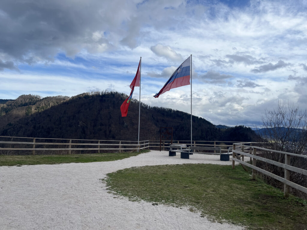 Drapeaux slovènes au niveau du château de Dravograd