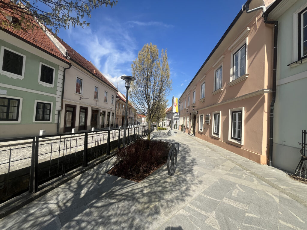 Ruelle pavée de la ville de Slovenske Konjice