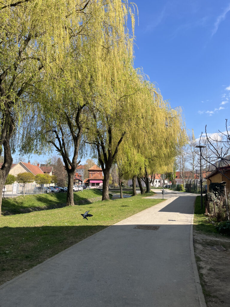 Promenade au bord de l'eau à Slovenske Konjice