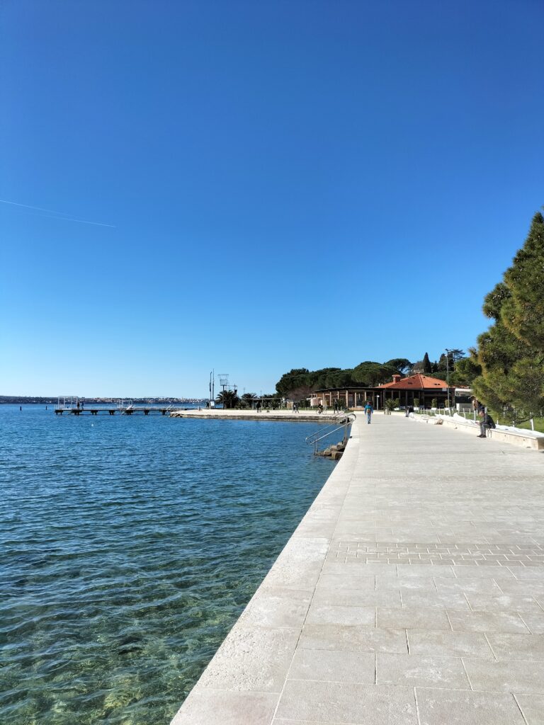 Promenade le long de la mer à Portoroz