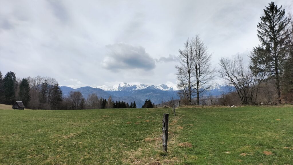 Vue sur les montagnes depuis le chemin au dessus d'Izvir Bohinjske Bistrice