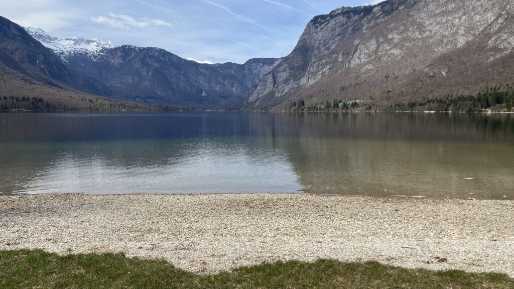 Lac de Bohinj et vue sur les montagnes en arrière-plan, Slovénie