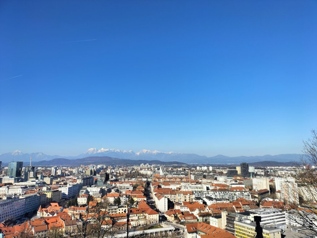 Vue sur la ville de Ljubljana et les montagnes en arrière-plan