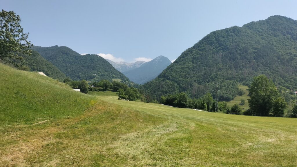 Vue sur les montagnes depuis le parking de Tolminska Korita, Slovénie