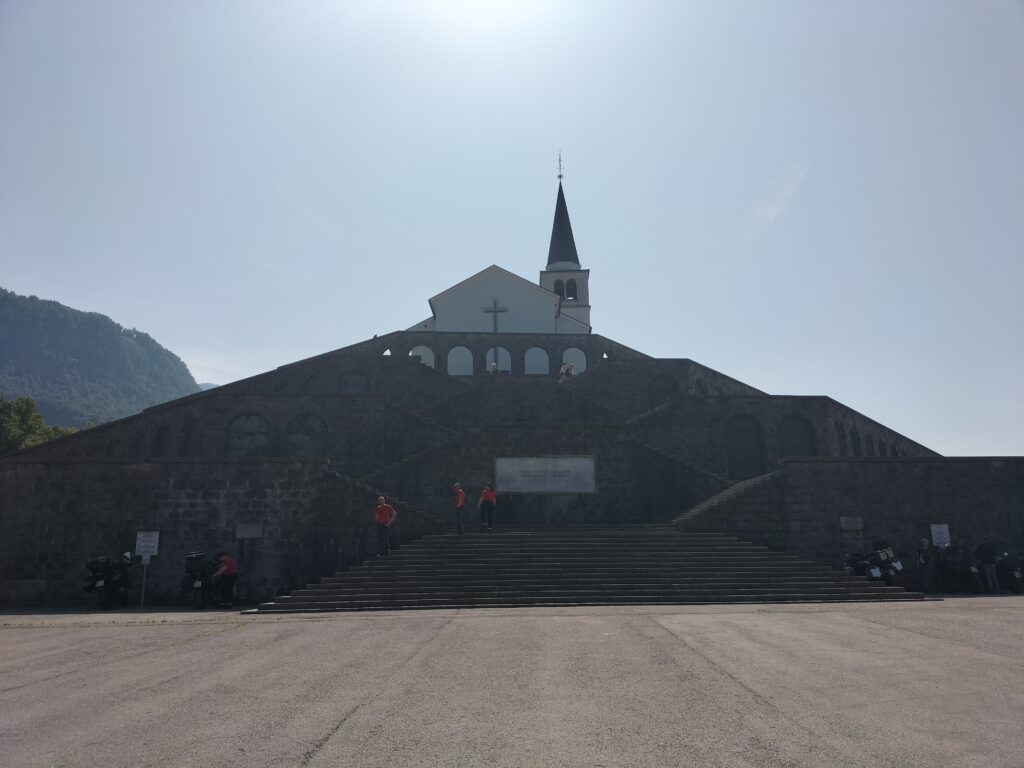 mémorial de Kobarid et son église —ossaire italien