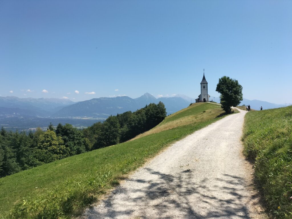 Chemin pédestre menant à Jamnik