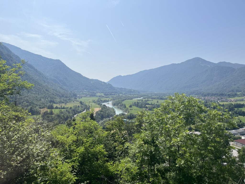 Vue sur les montagnes depuis Kobarid