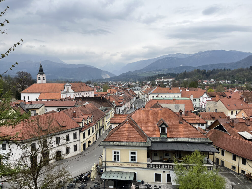 Vue sur la ville de Kamnik et les montagnes depuis le château de Kamnik