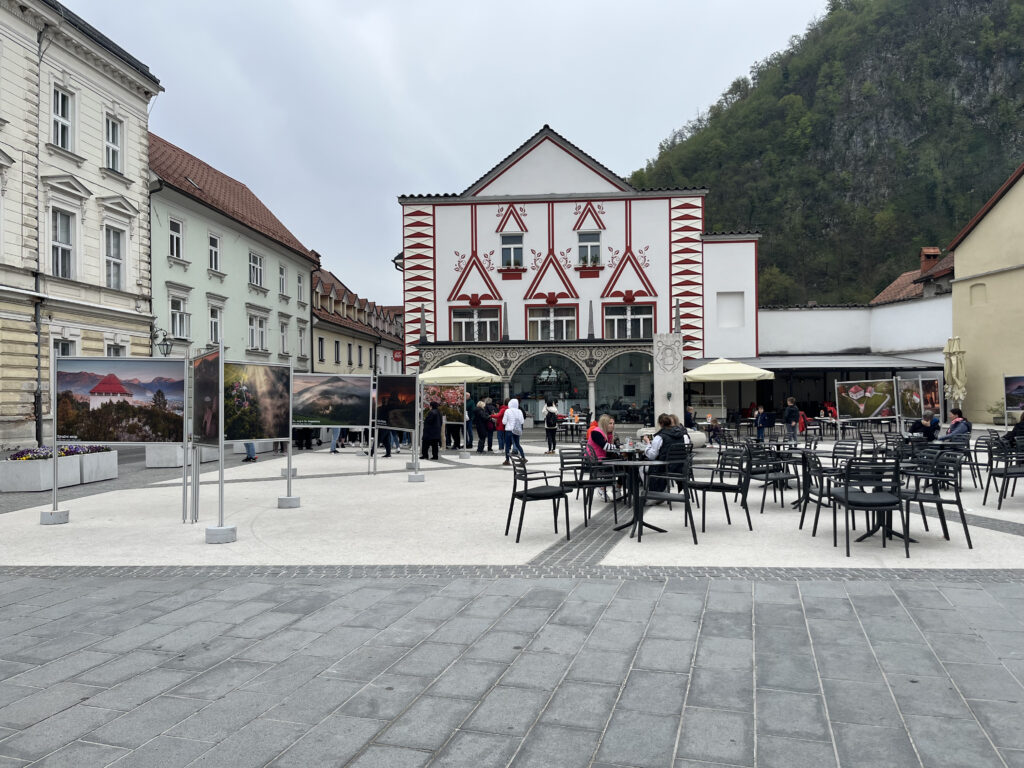 Façades colorées de la ville de Kamnik