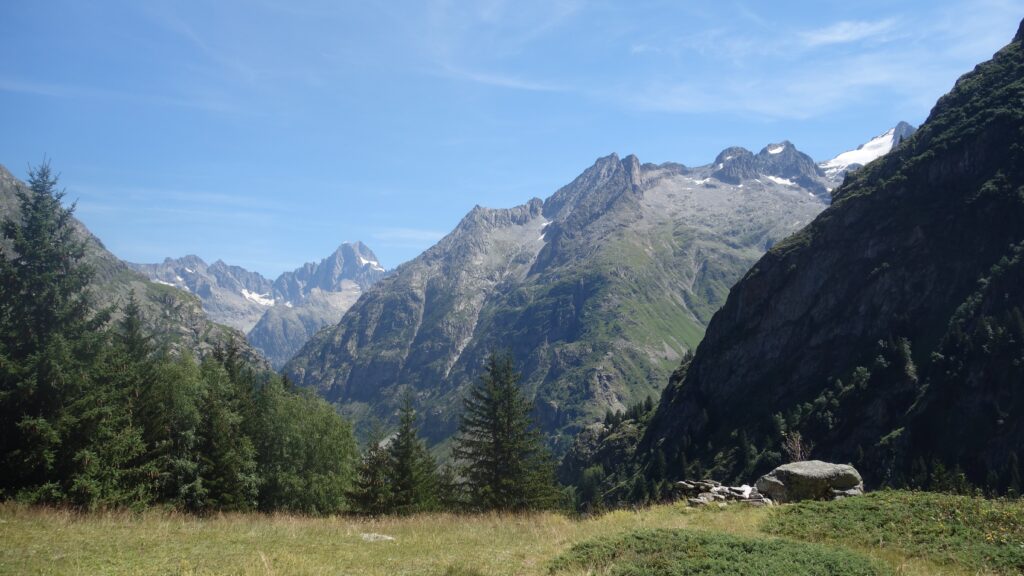 Vue sur les montagnes en montant au refuge de l'alpe du pin. 