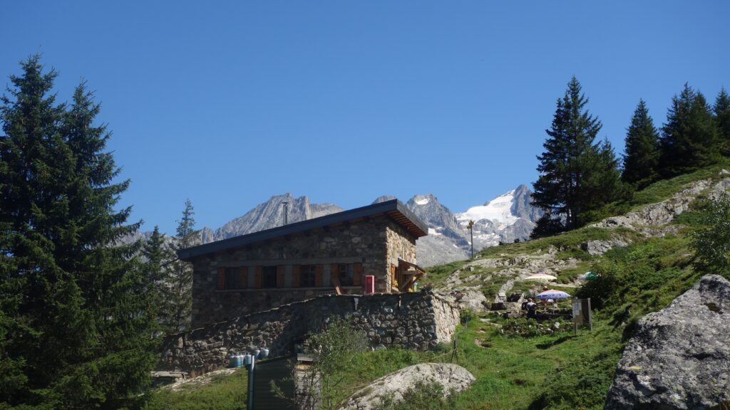 Refuge de l'alpe du pin et montagne en arrière-plan. 