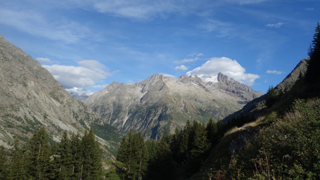 Vue sur les montagnes alentours en montant au refuge de l'alpe du pin.
