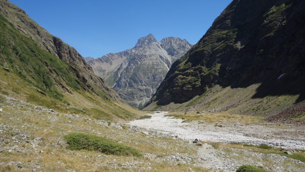 Vue sur les montagnes depuis le vallon de la Mariande.