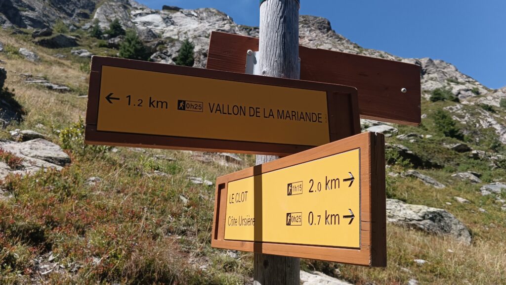Panneaux d'indication indiquant à gauche le vallon de la mariande et à droite le refuge de l'alpe du pin 