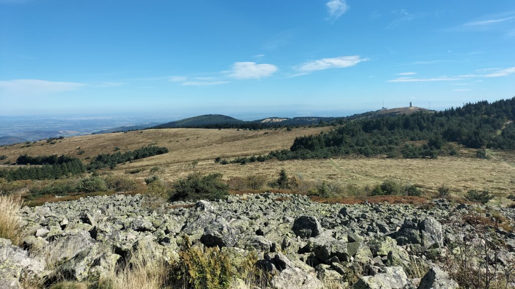 Vue sur le crêt de l'Oeillon et le crêt de Botte depuis le tour des crêts du Pilat