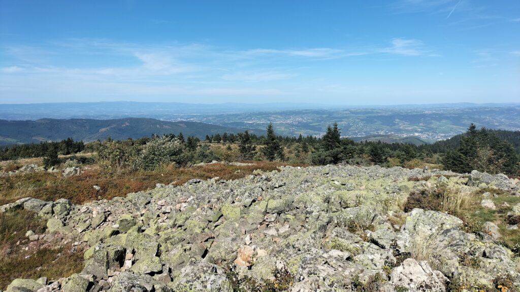 Vue sur le vallée du Rhône depuis le tour des crêts du Pilat